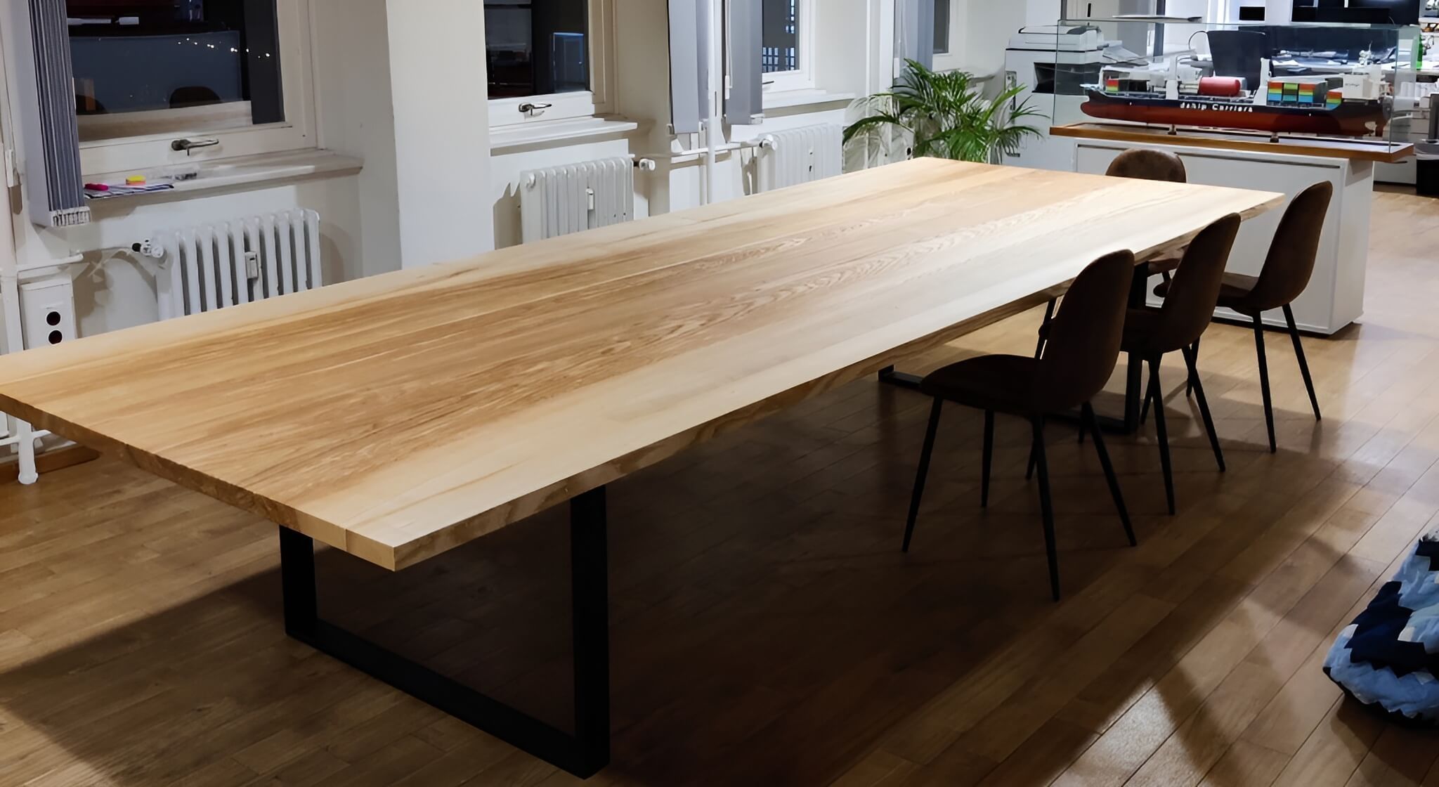 Maßgefertigter Esstisch aus Massivholz mit Stahlgestell