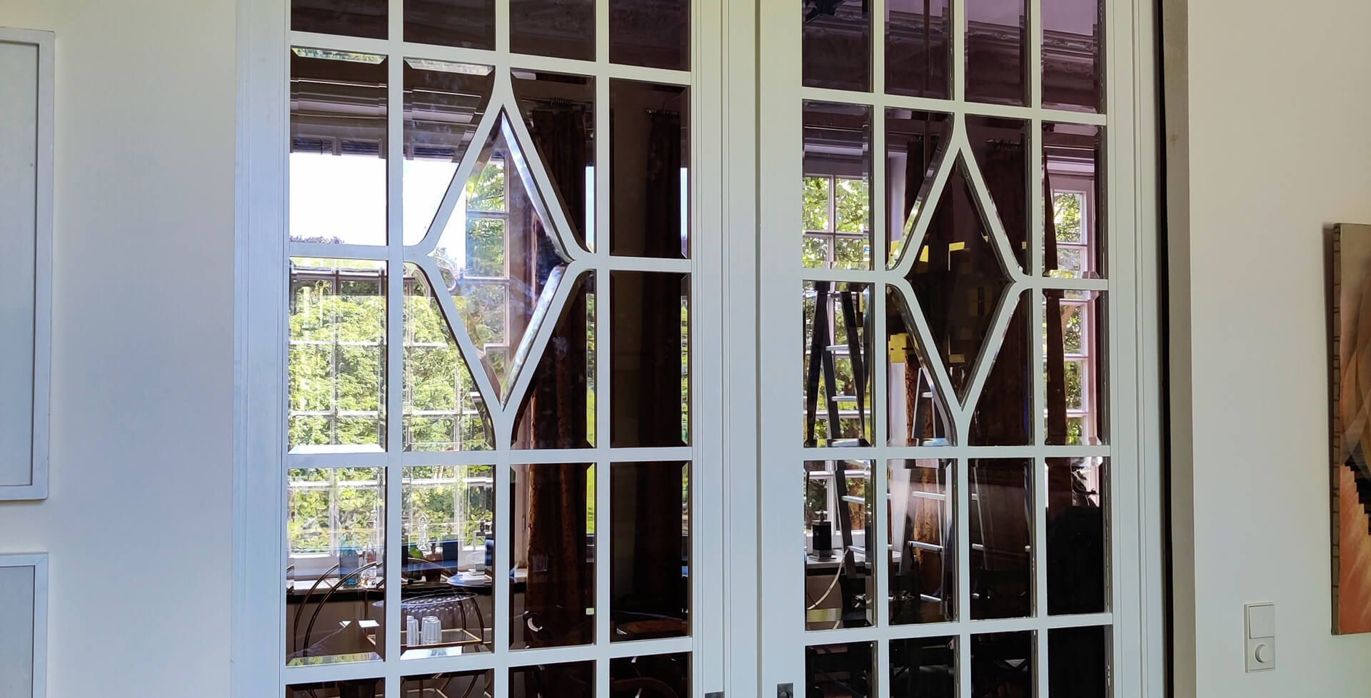 Klassische Schiebetür mit Sprossen und Glaseinsätzen